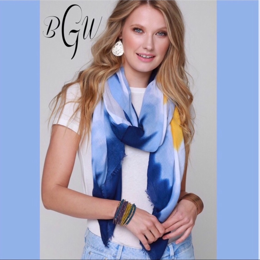 💙NWT Gorgeous Soft Watercolor Oblong Scarf💙